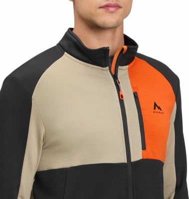 Ein Mann trägt eine beige, schwarze und orangefarbene Jacke mit McKinley-Logo. Ein Mann trägt eine beige, schwarze und orangefarbene Jacke mit McKinley-Logo.
