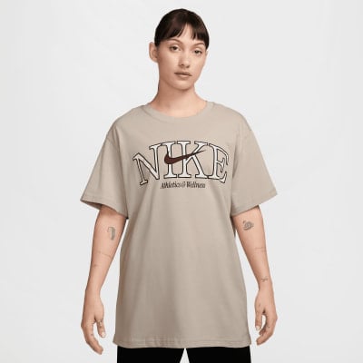 Damen-T-Shirt von Nike mit Logo und Schriftzug Athletics & Wellness. Damen-T-Shirt von Nike mit Logo und Schriftzug Athletics & Wellness.