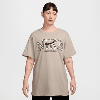 Damen-T-Shirt von Nike mit Logo und Schriftzug Athletics & Wellness.