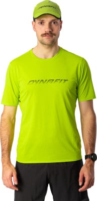 Ein Mann in einem grünen Dynafit-T-Shirt und einer Kappe mit Markenlogo. Ein Mann in einem grünen Dynafit-T-Shirt und einer Kappe mit Markenlogo.
