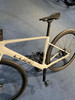 Ein weißes Cube Gravelbike mit schwarzem Sattel und schwarzen Rädern.