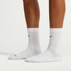 Zwei Beine in weißen Nike-Socken mit schwarzem Logo an jedem Bein.