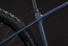 Detail des Rahmens und Rades eines dunkelblauen Mountainbikes.