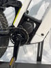Detail eines E-Bikes mit Kette und Kurbeln.