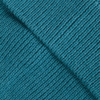 Detail eines türkisfarbenen Strickmusters mit diagonalem Muster