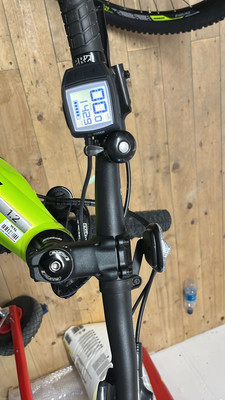 Detail des E-Bike-Lenkers mit Bosch-Display und Klingel. Detail des E-Bike-Lenkers mit Bosch-Display und Klingel.