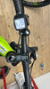 Detail des E-Bike-Lenkers mit Bosch-Display und Klingel.