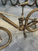 Detail eines Mountain-E-Bikes mit Federung und Schwalbe-Reifen.