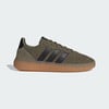 Zelené tenisky Adidas s černými pruhy a hnědou podrážkou.