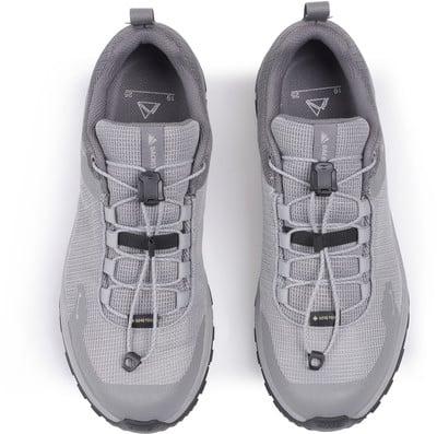 Draufsicht auf graue Wanderschuhe mit Schnellverschluss. Draufsicht auf graue Wanderschuhe mit Schnellverschluss.