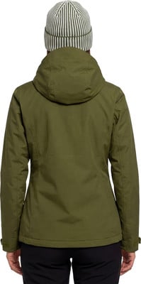 Rückansicht einer grünen Damenjacke mit Kapuze und gestreifter Mütze. Rückansicht einer grünen Damenjacke mit Kapuze und gestreifter Mütze.