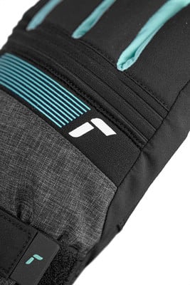 Schwarze Handschuhe mit blauen Streifen und Logo, Detailansicht. Schwarze Handschuhe mit blauen Streifen und Logo, Detailansicht.