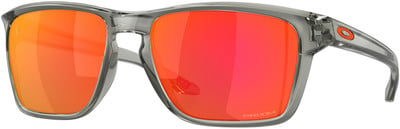 Graue Sonnenbrille mit roten Gläsern und Oakley-Logo. Graue Sonnenbrille mit roten Gläsern und Oakley-Logo.