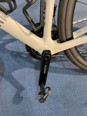 Detail einer Fahrradkurbel mit Pedal und Shimano 105 Logo. Detail einer Fahrradkurbel mit Pedal und Shimano 105 Logo.