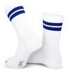 Zwei weiße Socken mit blauen Streifen auf weißem Hintergrund.