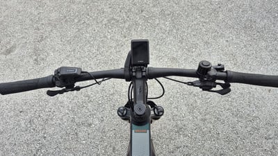 Lenker eines E-Bikes mit Display und Bedienelementen von oben gesehen. Lenker eines E-Bikes mit Display und Bedienelementen von oben gesehen.