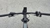 Lenker eines E-Bikes mit Display und Bedienelementen von oben gesehen.