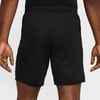 Rückansicht eines Mannes in schwarzen Shorts mit Nike-Logo auf dem linken Bein.