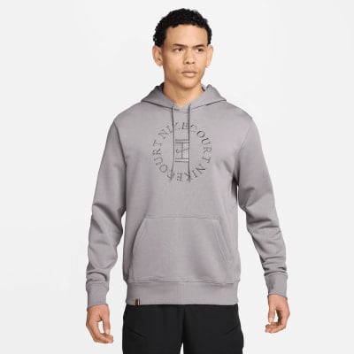 Grauer Nike Court Hoodie für Herren mit Tennisplatz-Logo und Nike Court Schriftzug. Grauer Nike Court Hoodie für Herren mit Tennisplatz-Logo und Nike Court Schriftzug.