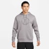 Grauer Nike Court Hoodie für Herren mit Tennisplatz-Logo und Nike Court Schriftzug.