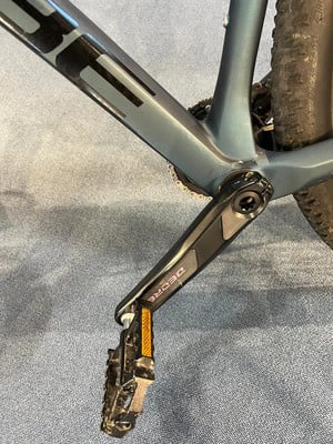 Detail eines Fahrradrahmens mit Kurbel und Deore-Pedal. Detail eines Fahrradrahmens mit Kurbel und Deore-Pedal.