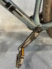 Detail eines Fahrradrahmens mit Kurbel und Deore-Pedal.