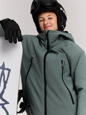 Junge im Skianzug und Helm hält Snowboard. Junge im Skianzug und Helm hält Snowboard.