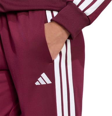 Burgunderrote Adidas Jogginghose mit weißen Streifen und Logo.