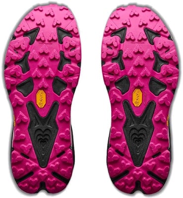 Podešev růžových bot s černým vzorem a logem Vibram. Podešev růžových bot s černým vzorem a logem Vibram.