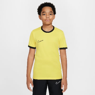 Junge in einem gelben T-Shirt und einer schwarzen Hose mit Nike-Logo. Junge in einem gelben T-Shirt und einer schwarzen Hose mit Nike-Logo.