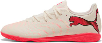Beige Puma Fußballschuhe mit rosa Streifen und Logo.