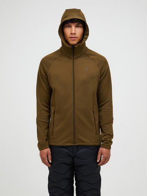 Ein Mann in einem braunen Kapuzenpullover und schwarzer Hose vor weißem Hintergrund. Ein Mann in einem braunen Kapuzenpullover und schwarzer Hose vor weißem Hintergrund.