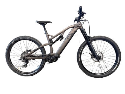 Graues Fullys E-Mountainbike mit schwarzen Rädern und Dämpfern. Graues Fullys E-Mountainbike mit schwarzen Rädern und Dämpfern.