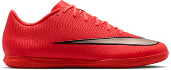Roter Fußballschuh mit Nike-Logo und goldenem Streifen.