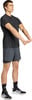 Ein Mann in schwarzem T-Shirt und grauer Hose dehnt seine Arme.