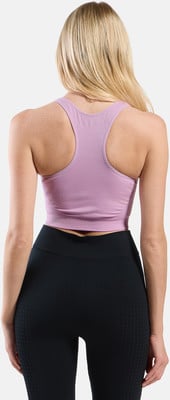 Rückansicht einer Frau in einem rosa Crop-Top und schwarzer Leggings. Rückansicht einer Frau in einem rosa Crop-Top und schwarzer Leggings.