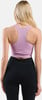 Rückansicht einer Frau in einem rosa Crop-Top und schwarzer Leggings.