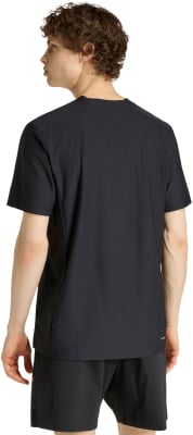 Ein Mann in einem schwarzen T-Shirt und Shorts von hinten.
