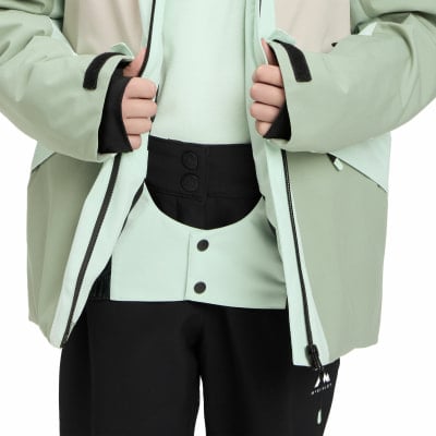 Grüne Skijacke mit schwarzen Details und McKinley-Logo. Grüne Skijacke mit schwarzen Details und McKinley-Logo.
