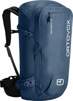 Blauer Rucksack mit Trägern und Ortovox-Logo. Blauer Rucksack mit Trägern und Ortovox-Logo.