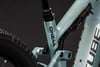 Detail des Mountainbike-Hinterbaus mit Dämpfer und ONE44-Schriftzug.