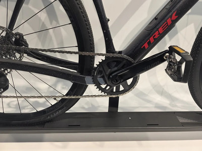 Detail des schwarzen Fahrradhecks mit rotem TREK-Schriftzug und Pedal. Detail des schwarzen Fahrradhecks mit rotem TREK-Schriftzug und Pedal.