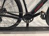 Detail des schwarzen Fahrradhecks mit rotem TREK-Schriftzug und Pedal.