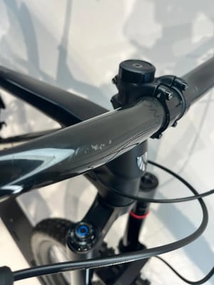 Detail von Lenker und Vorbau eines Mountainbikes mit Gabel. Detail von Lenker und Vorbau eines Mountainbikes mit Gabel.