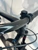 Detail von Lenker und Vorbau eines Mountainbikes mit Gabel.