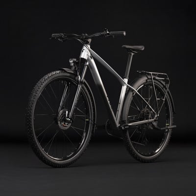 Silbernes Fahrrad mit schwarzen Details und Schutzblechen vor schwarzem Hintergrund. Silbernes Fahrrad mit schwarzen Details und Schutzblechen vor schwarzem Hintergrund.