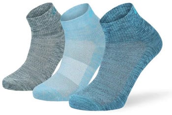 Drei niedrige Socken in Blau- und Grautönen.