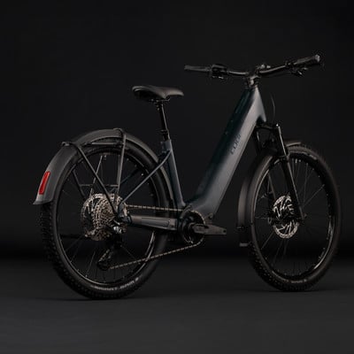 Modernes dunkelgrünes Cube E-Bike mit Gepäckträger und Schutzblechen.