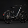 Modernes dunkelgrünes Cube E-Bike mit Gepäckträger und Schutzblechen.