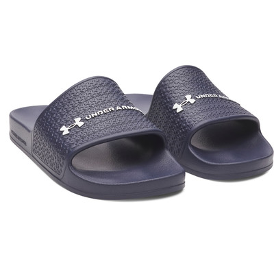 Sötétkék Under Armour papucs fehér logóval. Sötétkék Under Armour papucs fehér logóval.